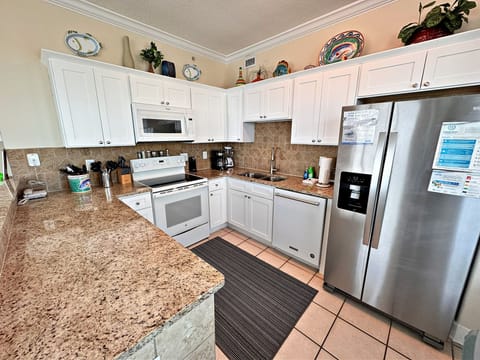 Condo, Multiple Beds, Hot Tub (Regency Isle 501) | Private kitchen