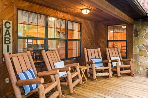 Deck with plenty of seating