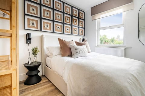 A double bed with luxurious hotel-style bedding, wrapped in 400-thread count Egyptian cotton sheets. It’s so soft and indulgent, you’ll be tempted to skip the sightseeing for a duvet day instead. Go ahead, you deserve it!