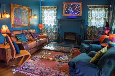 The living room includes a retractable screen and projector.