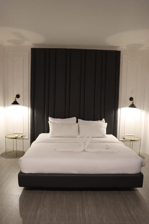 Executive Room | Desk, laptop workspace, free WiFi, bed sheets