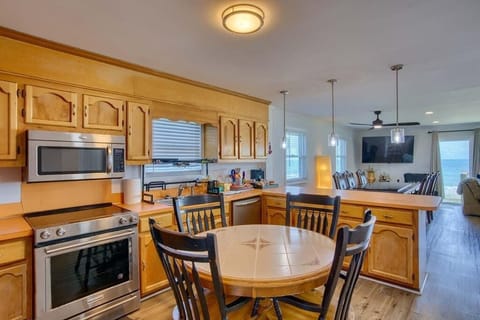 Level 2 Family Kitchen and Breakfast Table