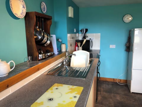 Cottage | Private kitchen | Fridge, microwave, oven, stovetop