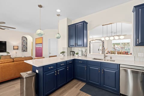 Full Modern Kitchen w/Quartz Countertops