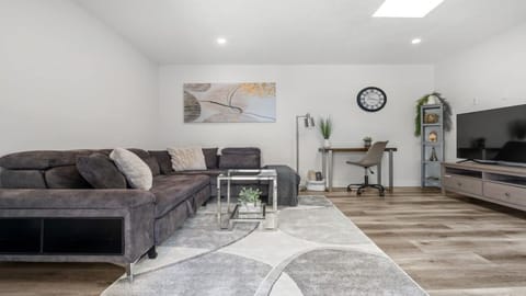 Welcome home to Winston Suite, your beautiful  and well decorated Carriage Suite with incredible natural light via a large central skylight.   We have all the finer touches and comfort in mind to make your stay enjoyable