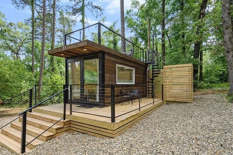 Small Talk Honeymoon Cabin is a romantic tiny retreat in Hochatown near Broken Bow Lake.