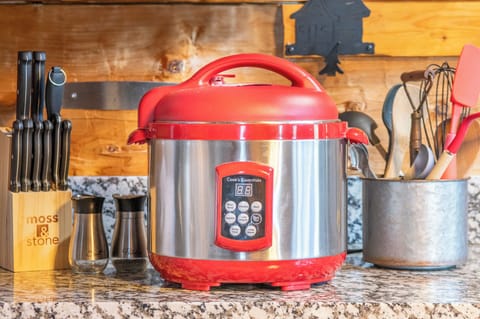Big Bear Lodge's fully-equipped kitchen