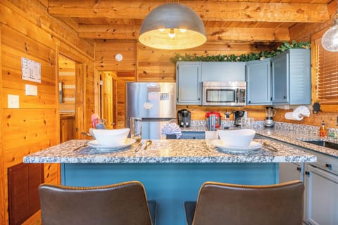 Big Bear Lodge's fully-equipped kitchen