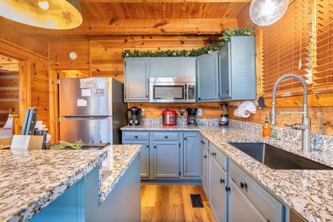 Big Bear Lodge's fully-equipped kitchen