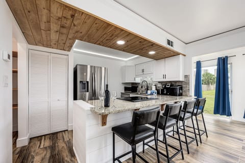 Breakfast bar to kitchen