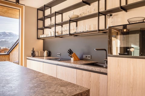 Premium Penthouse mit 3 Schlafzimmer für max. 8 Personen | Private kitchen | Full-size fridge, microwave, stovetop, dishwasher