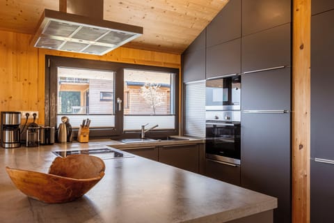 Superior Chalet # 12 mit Sauna & Whirlwanne innen | Private kitchen | Full-size fridge, oven, stovetop, dishwasher