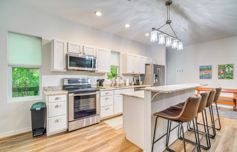 Silver Springs Vacation Rental | 2BR | 1.5BA | 950 Sq Ft | Small Step for Entry