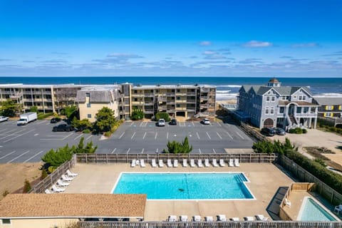 Just as close to the ocean as it is to the pool, so cool!