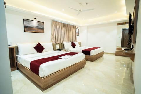 Family Room | Blackout drapes, iron/ironing board, free WiFi, bed sheets