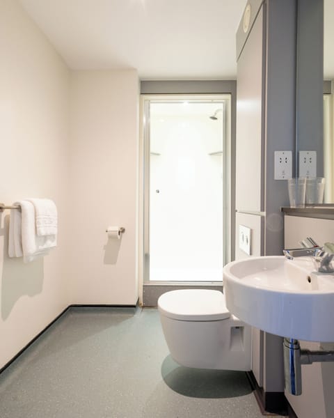 Single Room, Ensuite | Bathroom | Shower, free toiletries, towels