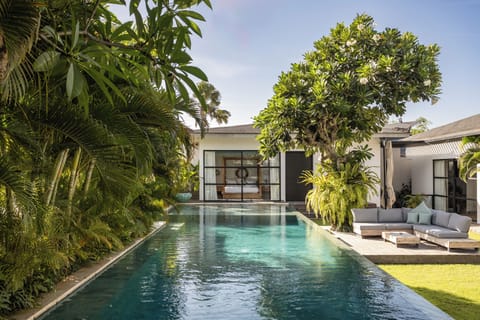 2 outdoor pools, pool umbrellas