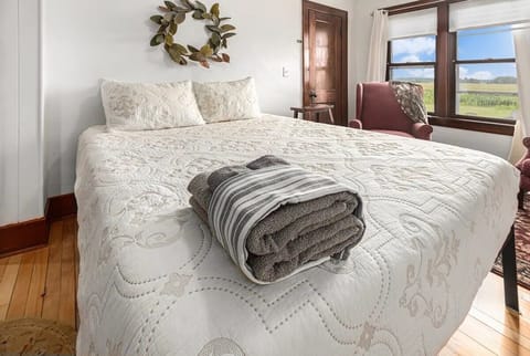 Bedroom 1 - Bedroom 1: Located on main floor with queen size bed