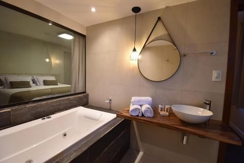 VIP suite with hydromassage bathtub, king size bed, pool and garden view | Bathroom | Towels, soap, shampoo, toilet paper