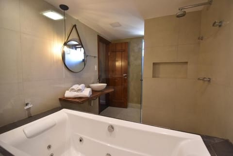 VIP suite with hydromassage bathtub, king size bed, pool and garden view | Bathroom | Towels, soap, shampoo, toilet paper