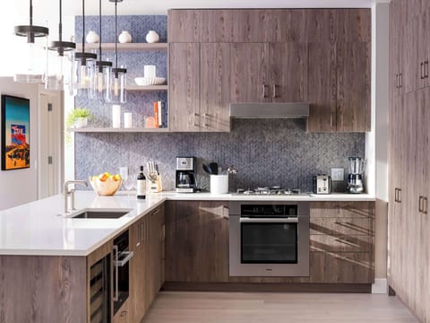 Full-size fridge, microwave, oven, stovetop