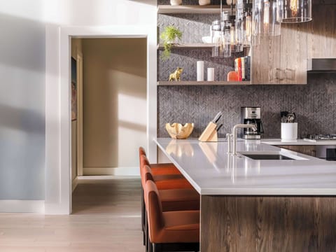 Full-size fridge, microwave, oven, stovetop