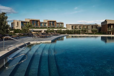 Indoor pool, 2 outdoor pools