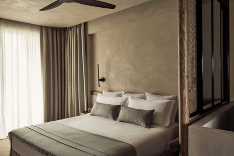 Standard Room, 1 King Bed | Minibar, desk, free WiFi, bed sheets