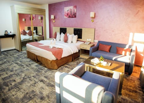 In-room safe, soundproofing, WiFi (free)