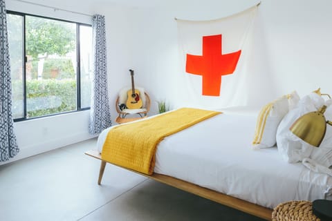 Room 1 features a queen bed.