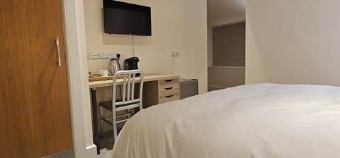 Tea and coffee making facilities including Tassimo coffee machine.