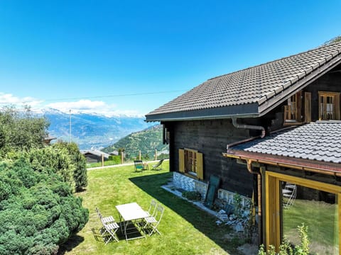 Property, House, Building, Home, Real Estate, Backyard, Sunlounger, Outdoor Furniture, Yard, Furniture