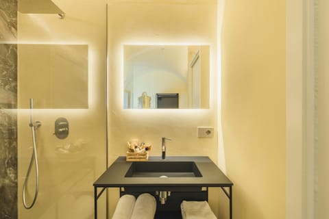 Silver Luxe Suite | Bathroom sink