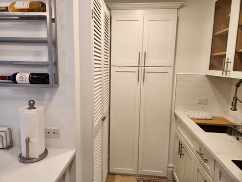 I7304 Kitchen with pantry and laundry