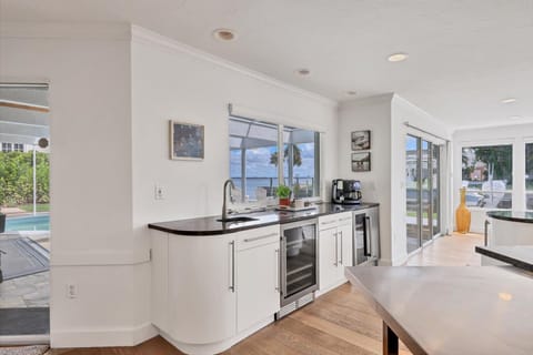 Bayview Paradise by FVC - Kitchen with a View