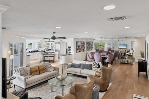 Bayview Paradise by FVC - Living Room with a View