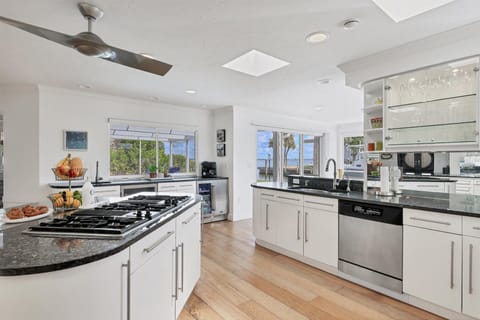 Bayview Paradise by FVC - Kitchen with a View