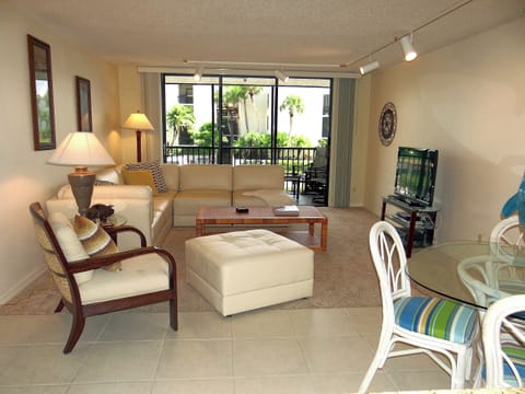 Seaplace M1-105 living area