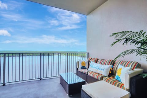 Large Balcony overlooking Lake Bryan