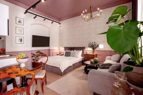 Photo of the whole room with queen size bed, sofa and kitchen