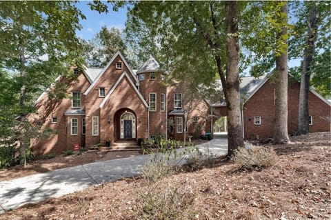 English manor offering Terrace Level just off campus across from UGA Golf Hole 5