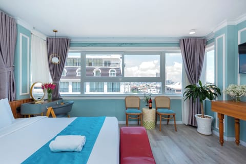 Suite with Bathtub | Premium bedding, memory foam beds, minibar, desk