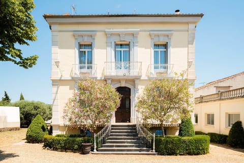 coeur-cristal-facade-maison-de-maitre-location-vacances-famille-magalas-occitanie.jpg