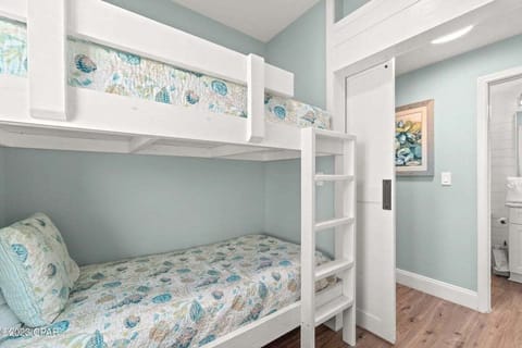Bunk space with twin beds (sleeps 2)