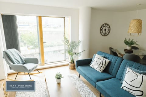 Apartment, 2 Bedrooms, Kitchen, River View | Living area