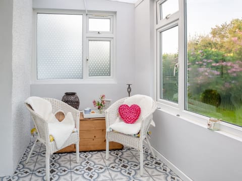 Sun room | Tyn Giat Cottage, Amlwch and North Anglesey Heritage Coast