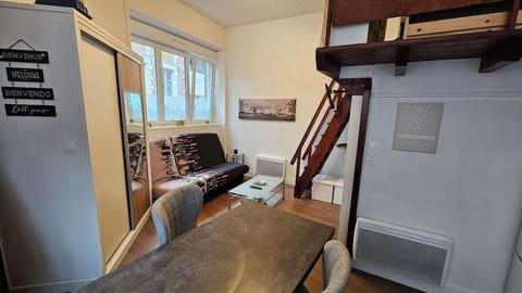 Coin salon avec canapé convertible pouvant accueillir deux personnes et télévision. 
Escalier menant à la mezzanine accueillant la chambre avec lit double.
Coin repas dans la cuisine.