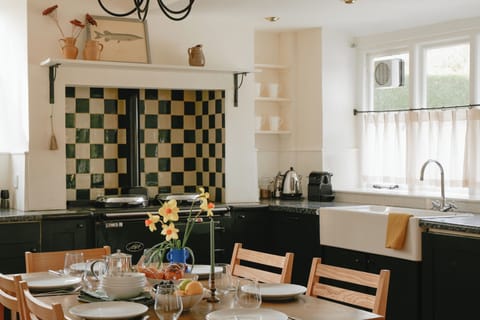 House, Patio, Garden View | Private kitchen | Electric kettle, toaster