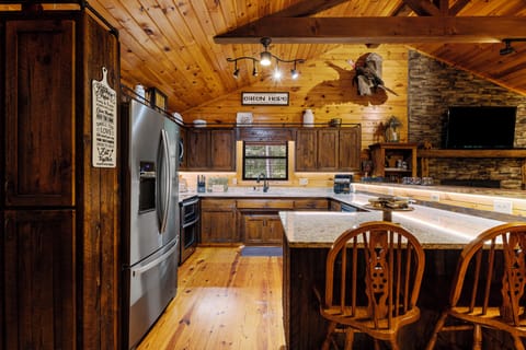 "The cabin came with a fully equipped kitchen"-Kristin (October 2024)