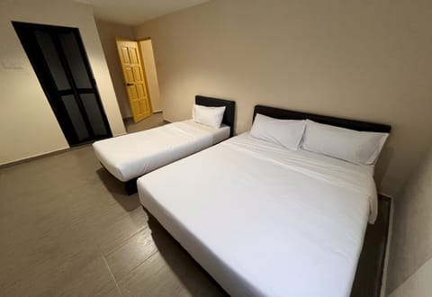 Superior Suite | Desk, laptop workspace, bed sheets